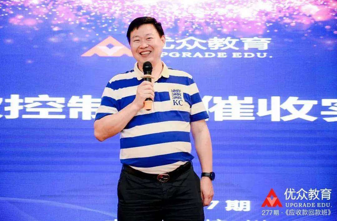 高大威武,笑态可亲,大肚能容.
