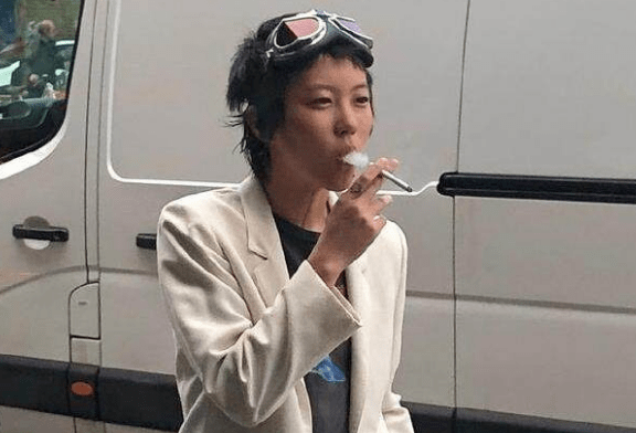 原创王菲女儿窦靖童街头抽烟被拍,动作娴熟似老烟枪,乱丢烟头引争议