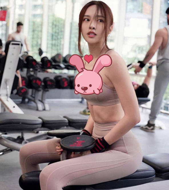 李云迪女徒李元玲,被誉为"马来西亚之光",弹吉他不忘秀身材?