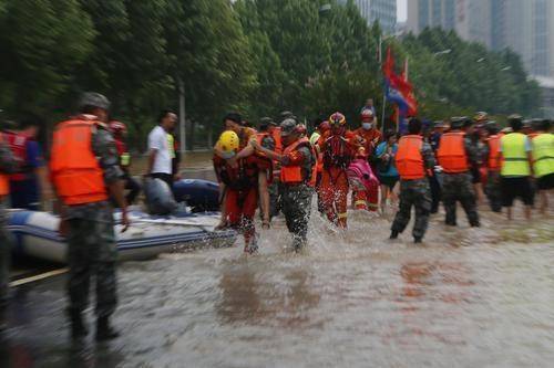 破防了太好哭了盘点郑州暴雨中感人瞬间