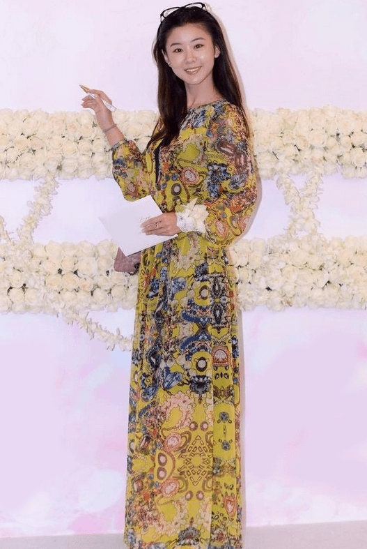 原创李小萌长相不算惊艳但很耐看,穿民族风印花长裙,清纯与气质并存