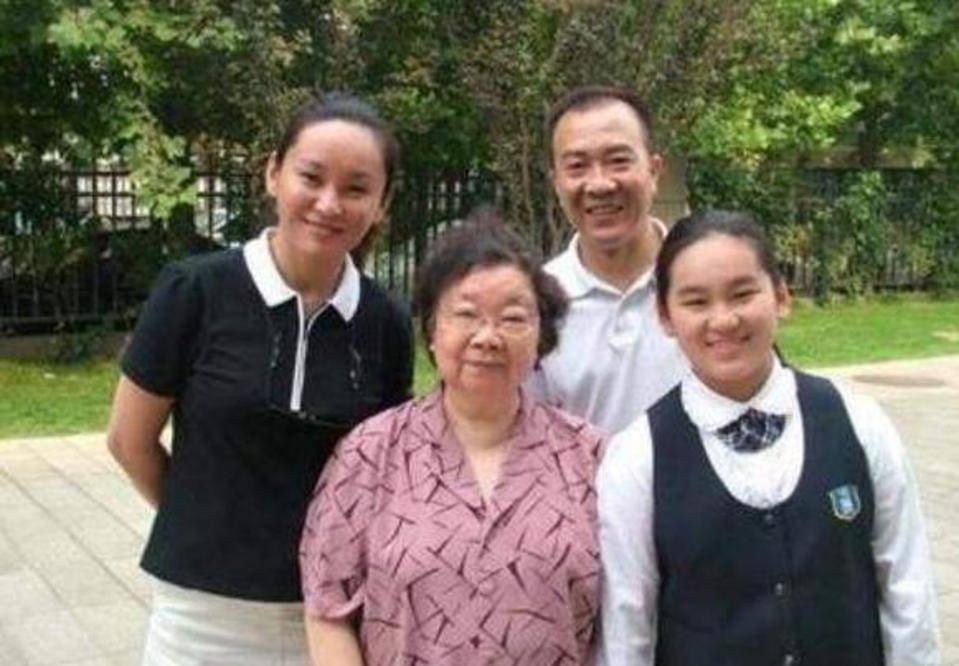 58岁的杨蕾一头短发端庄优雅气质好与戴志诚离婚后未再嫁
