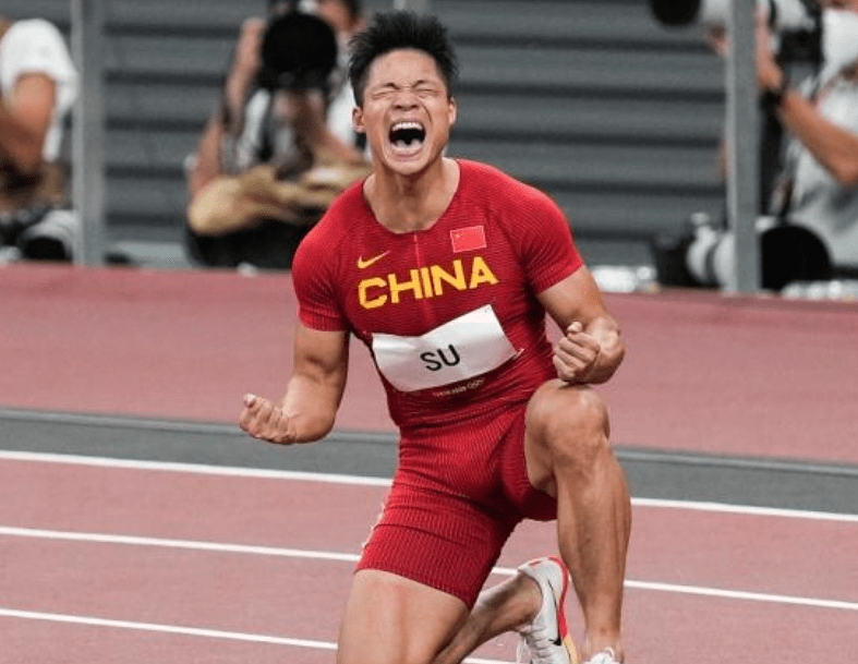 在男子100米飞人决赛中,苏炳添以9秒98的成绩获得第六名,在半决赛中