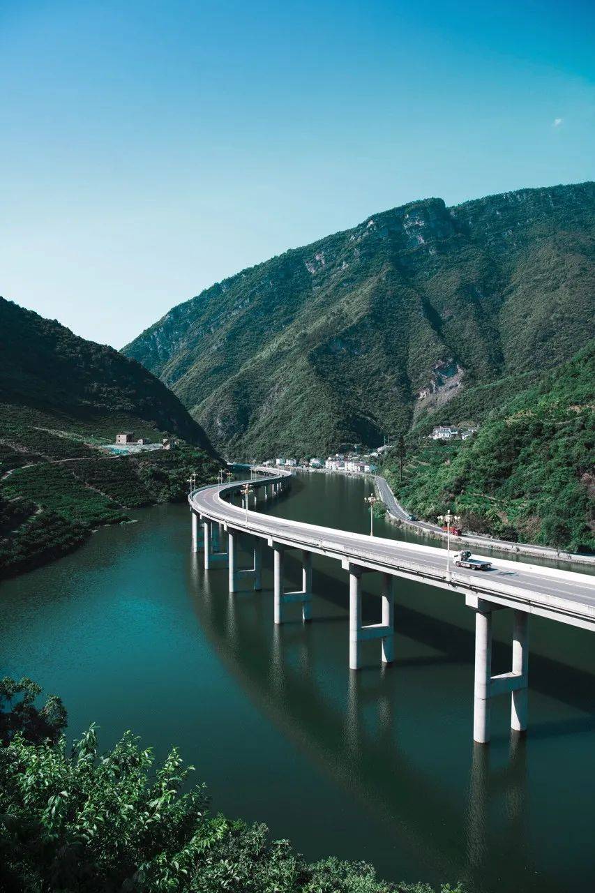 它也是 中国首条水上生态环保公路.