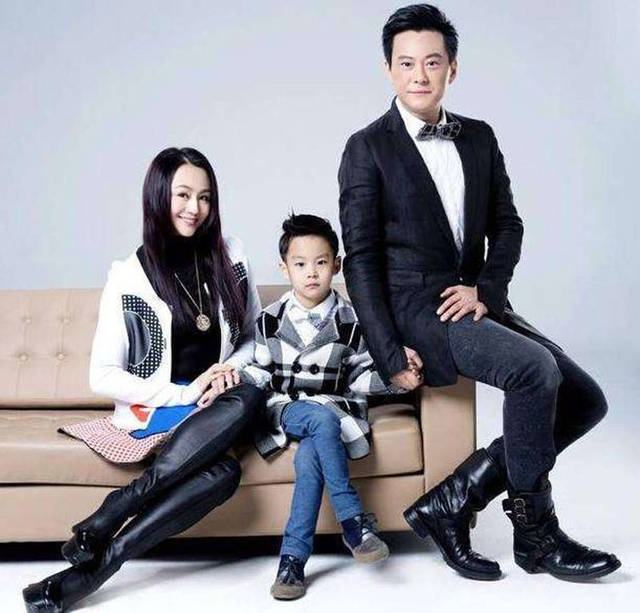 原创曹颖儿子"太会长了"9岁就有总裁范,网友:富二代里的颜值顶配