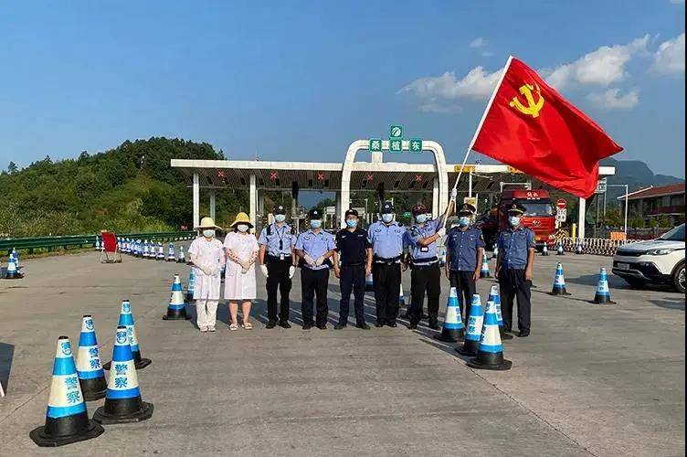张家界公安全力坚守疫情防控卡点