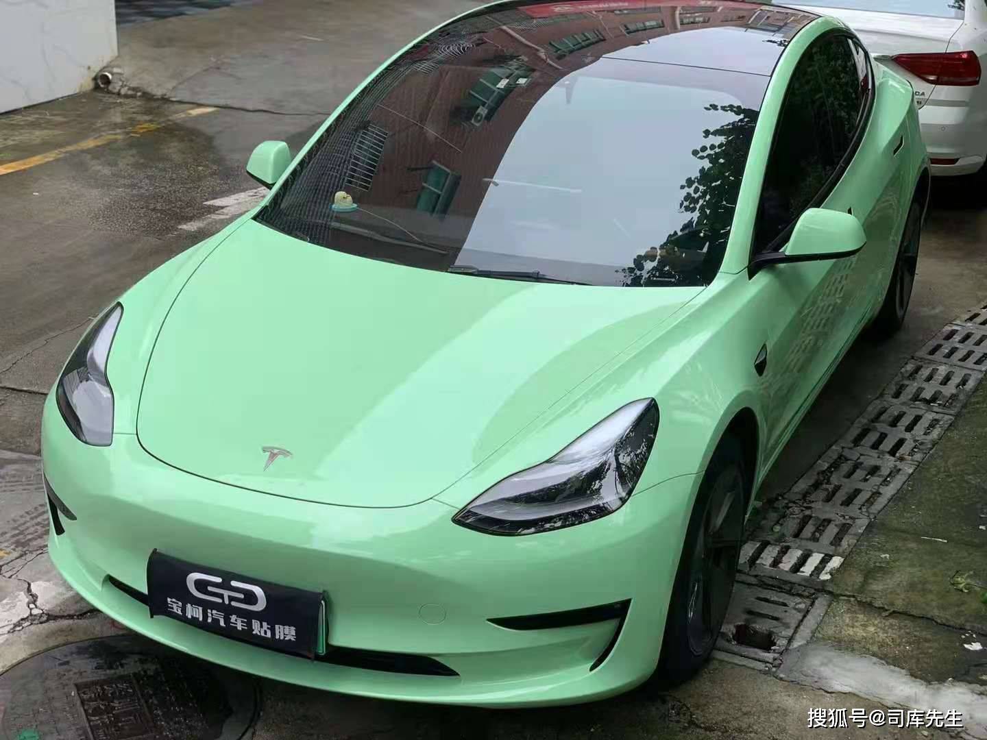 第一集今日分享特斯拉model3改色贴膜毛豆3车身颜色牛油果绿