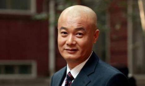 孙松的妻子侯继林是空政话剧团演员,曾出演《王保长新篇》,《空中小姐