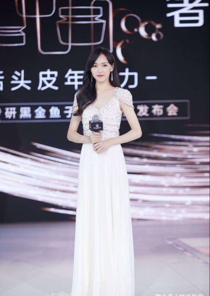 唐嫣状态太好了一袭白色镶钻礼服优雅大气笑容满面温柔又甜美