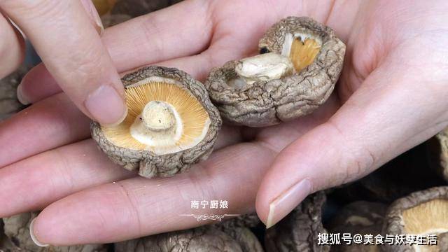 买干香菇时聪明人会看这6个地方菜贩子太精明了不敢糊弄