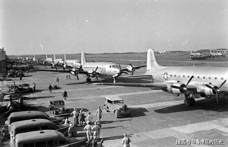 1945年8 月    日开始,美军第    空降师部队的军用运输机 c-54 大举