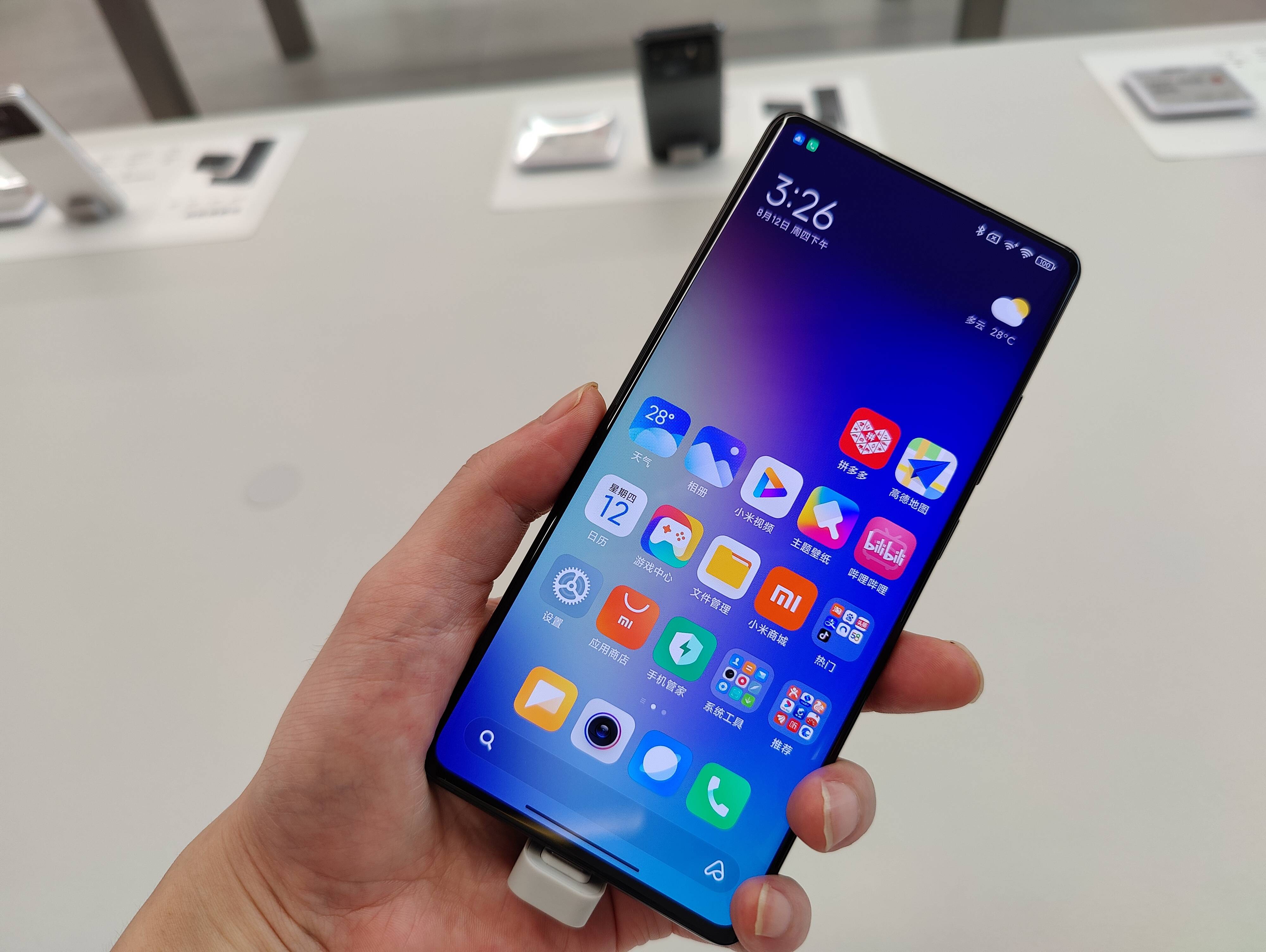 说实话,小米mix 4在外形设计上和之前的各种渲染图基本是一样的,当时