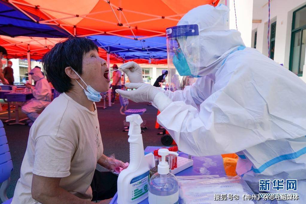 8月11日,市民在扬州市广陵区汶河街道一处核酸检测点进行核酸检测取样