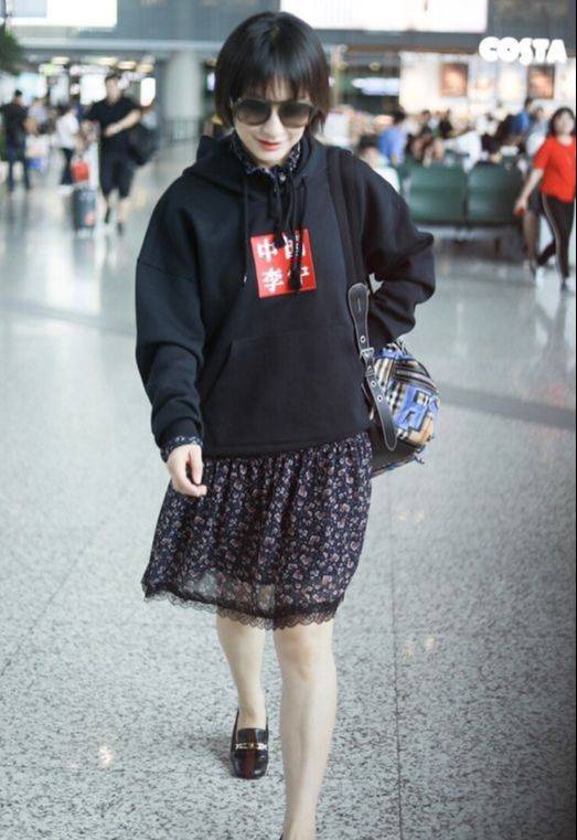 吴昕穿卫衣内搭连衣裙,年龄增长状态却年轻,时尚气质佳!