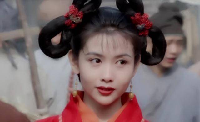 《倚天屠龙记之魔教教主》中,她演的小昭活泼可爱,一身红衣给无数观众