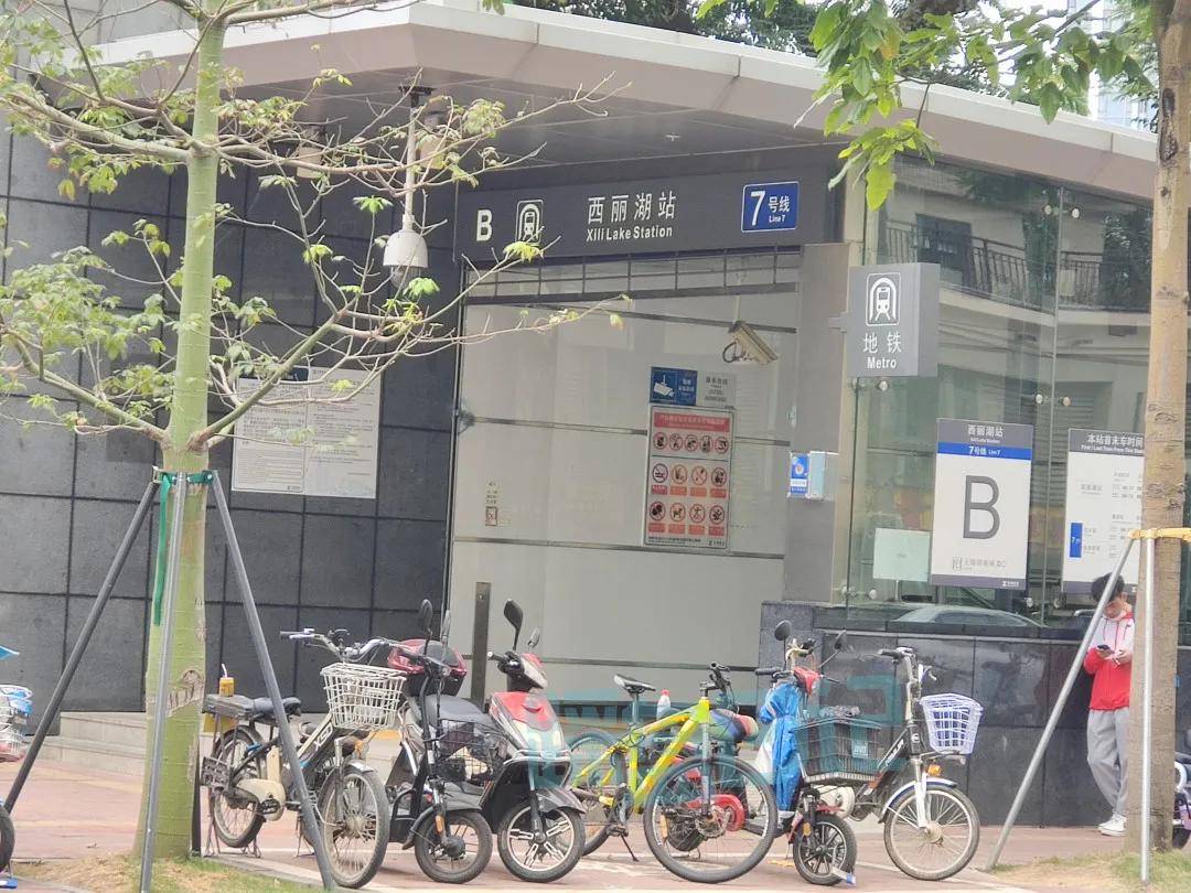 距离西丽湖地铁站约430米,走路5分钟左右即可到达.