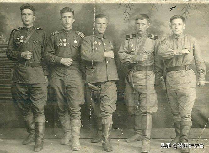 二战时期几名苏军士兵的合影,其中几位腰间悬挂着毛瑟c96手枪.