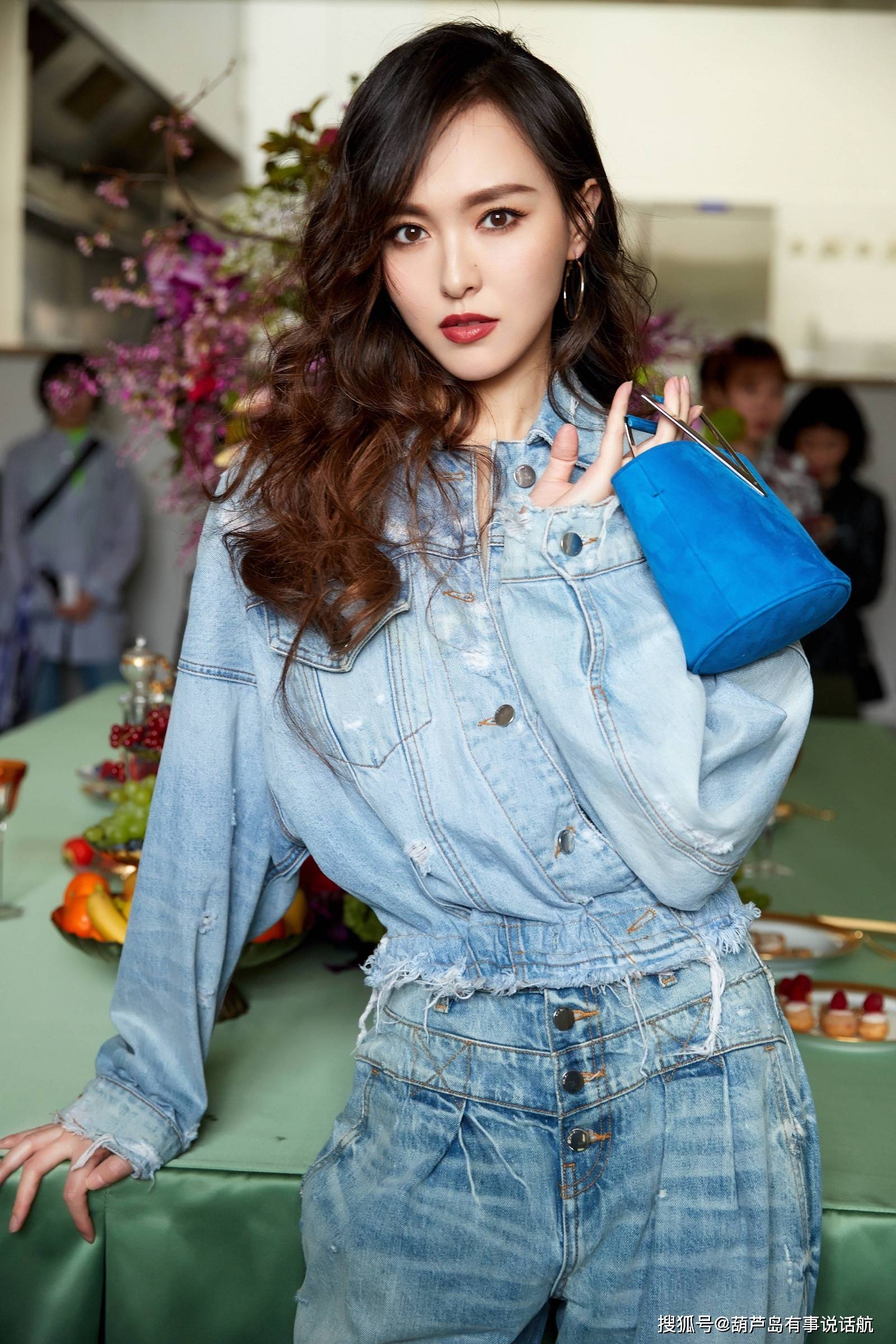 原创离开邱泽的唐嫣,嫁给了老实巴交的罗晋,他们的女儿小小糖粘爸爸
