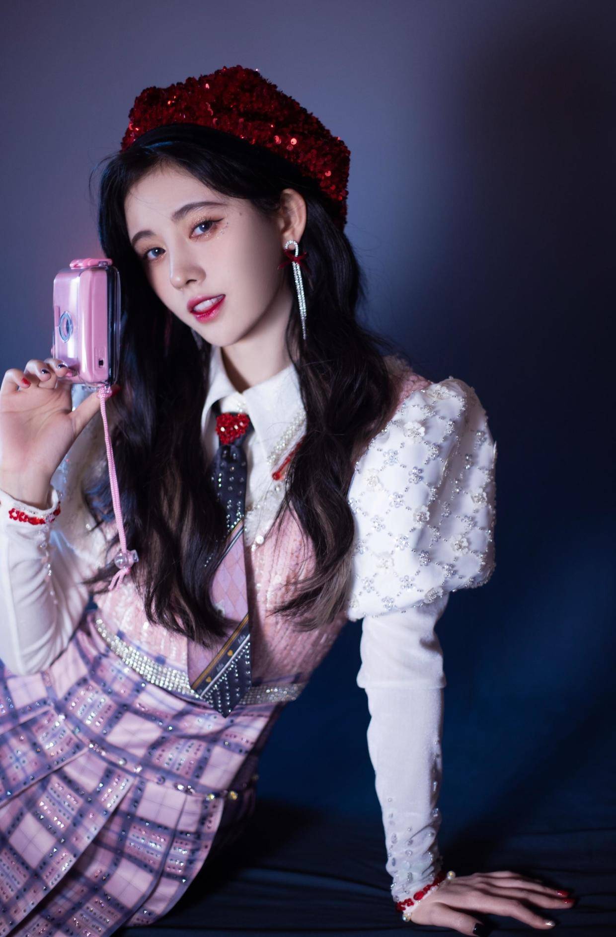 原创鞠婧祎不愧是4千年美女,穿开衫搭配牛仔裤青春感满分,高级洋气
