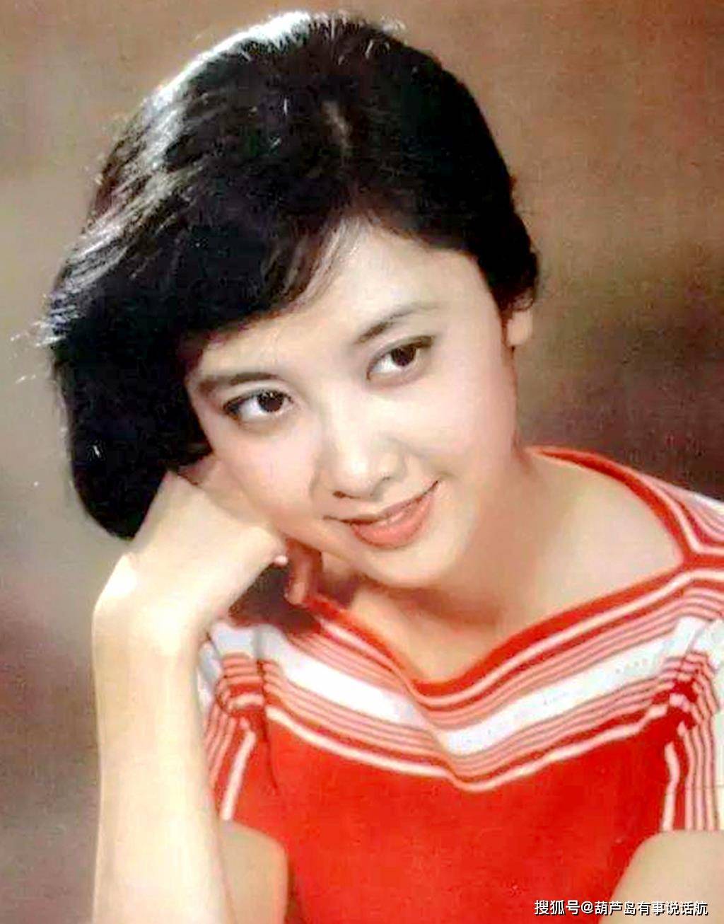 原创80年代影星洪学敏,曾经红极一时,如今62岁的她,近况如何?