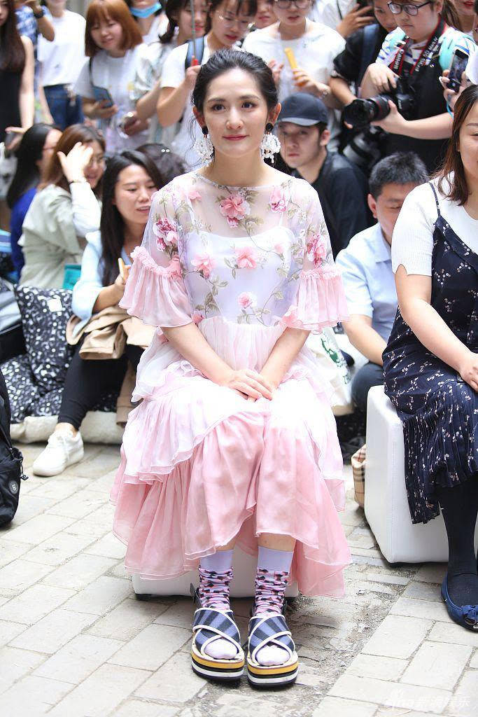 原创谢娜的时尚真难懂,穿碎花裙配厚底凉鞋,再套双长筒袜土出新高度
