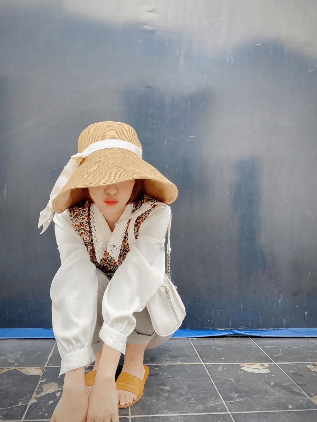 有种“少女感”叫吴昕穿衬衫 搭配印花马甲减龄俏皮