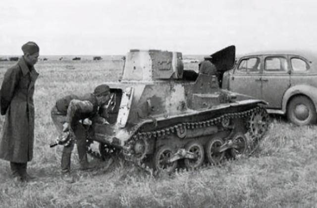 94式坦克有多小?超过1.6米进不去,苏联士兵缴获后开不