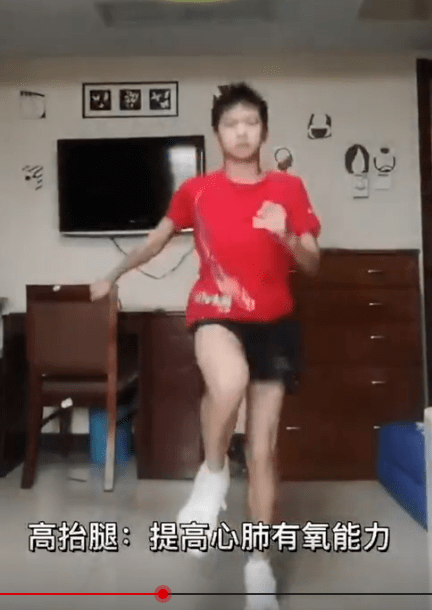 全红婵演示闭眼金鸡独立,一副没睡醒的样子,网友