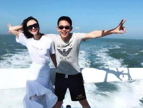 不久,侯勇又认识了王瑞. 王瑞不是女明星,却胜似女明星,长相大气柔