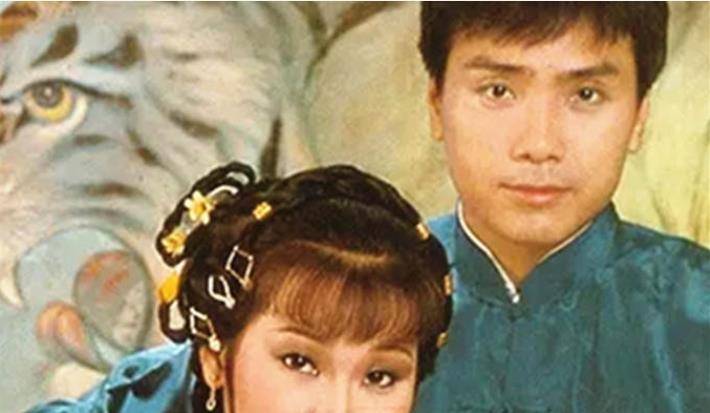原创潘志文魏秋桦等老戏骨聚餐满桌大鱼大肉一人捧一样物品显奢华