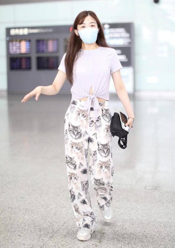 32岁张含韵身材真好,穿露腰紧身上衣不显胖,气质甜美真像美少女