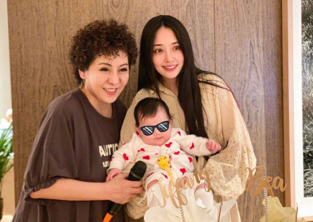 原创向佐一家内地终要团聚向太身材暴瘦变化大女儿正脸超像郭碧婷