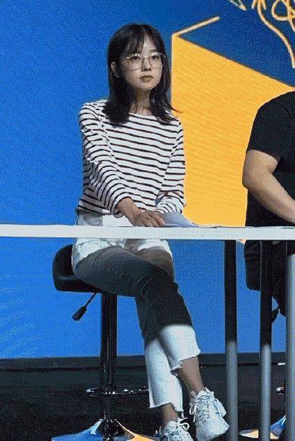 王冰冰戴眼镜变超a学霸,自爆同款裤子买十条,喜欢吃5元烤冷面