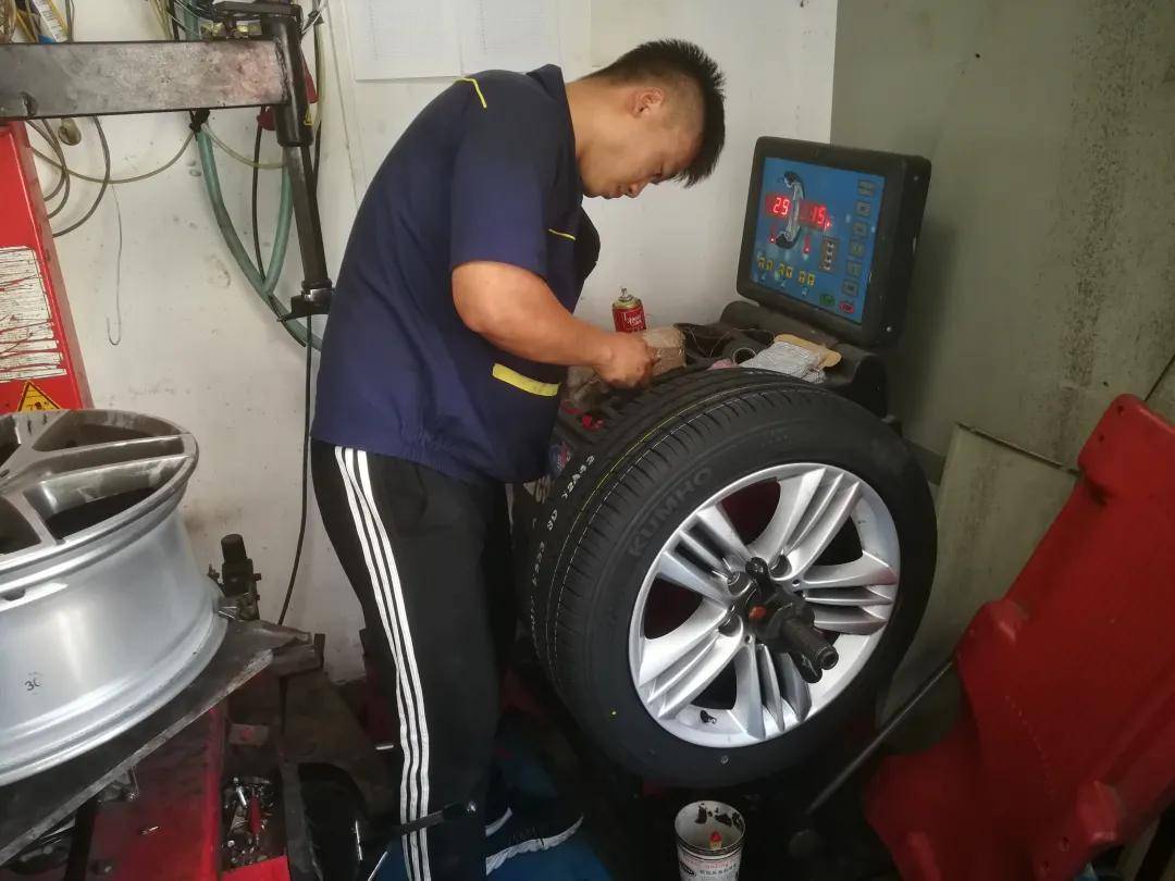 很多车主更换轮胎属于被迫更换,例如出现轮胎破损摩擦严重,爆胎等情况