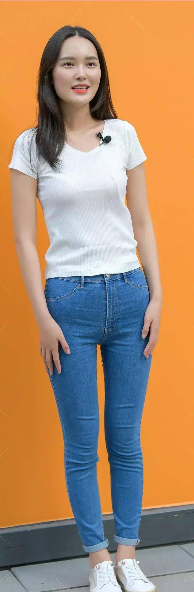 牛仔裤并未过时,像美女这样穿时髦又好看,收胯显腿细!