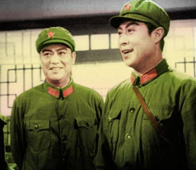 原创王心刚多张全家福曝光和妻子在一起如今的他只是个普通的丈夫