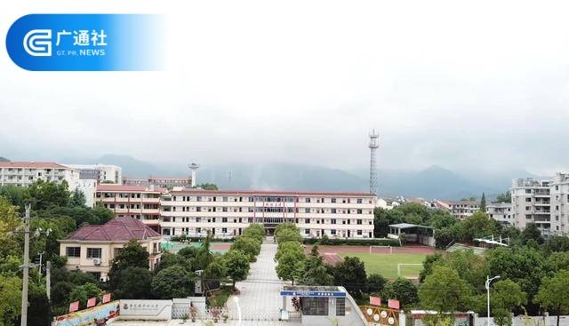 金华市金东区曹宅镇中心小学坚持以明德崇善鼓动人生为核心办学理念