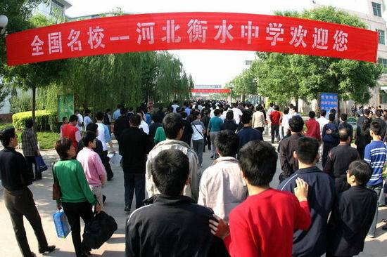 "拱城里白菜"的衡中学子,高考移民的校长之子,谁更该被唾弃?