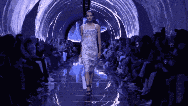 浩瀚的蓝,绚丽的紫 柔和的白,深邃的黑 五彩炫丽的舞美