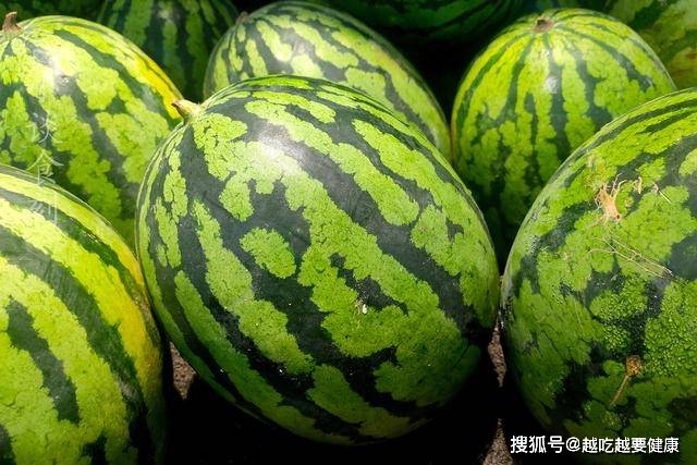 原创西瓜甜不甜,别只看大小,老果农教你挑瓜"3要素",一买一个准