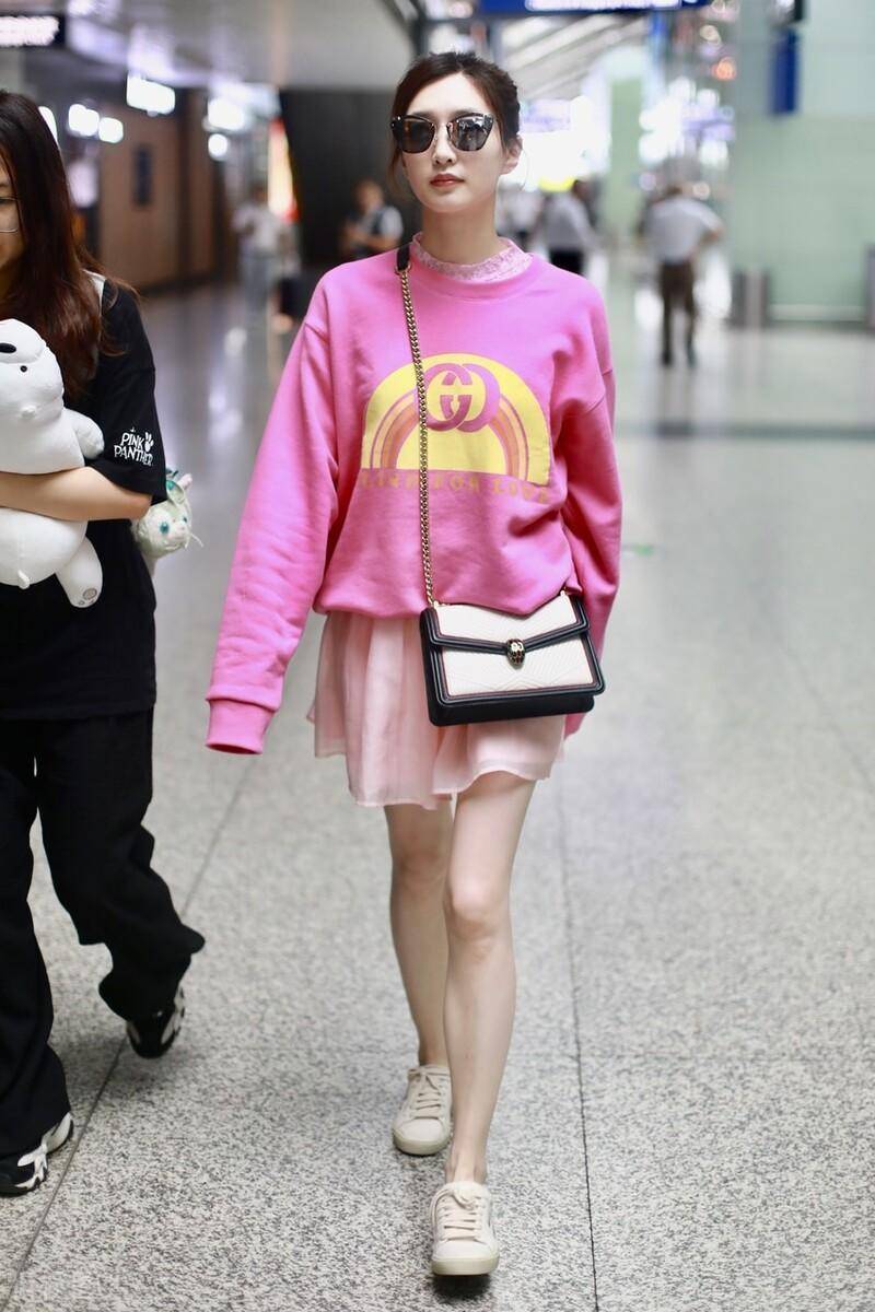 江疏影的衣服品味真好 穿粉色卫衣+短裙走机场真显腿长