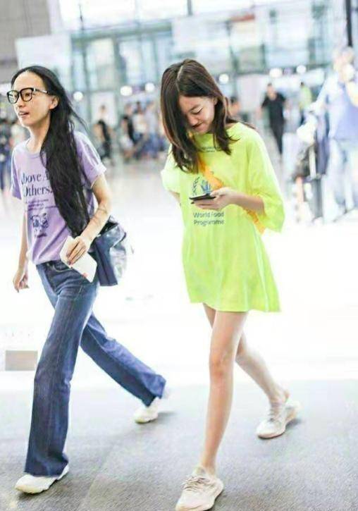 李嫣时尚感真强,小小年纪就偏爱"下衣失踪",细长腿比王菲优秀?
