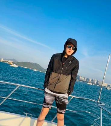 原创百万粉网红曝恋情,直播秀恩爱甜蜜亲吻!男友是石家庄前首富之子