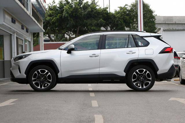 rav4荣放外观看上去炯炯有神油耗经济1758万起