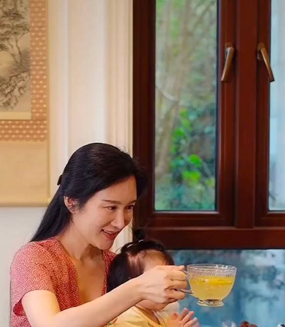原创杜星霖为张纪中泡水果茶小女儿吃柠檬被酸哭一家人同框超温馨