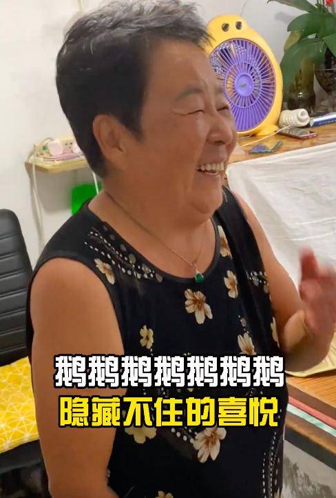 欧尼熊似乎真的和可心儿在一起了,网友还扒出了两人亲密出游的照片,cp