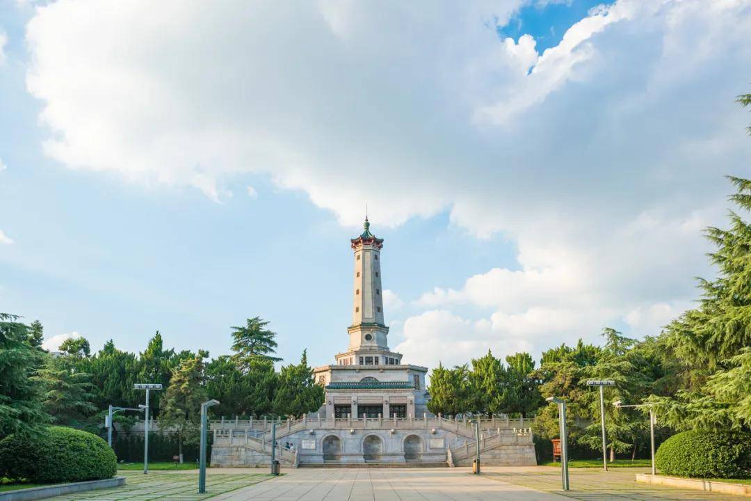 园内有一座烈士纪念塔 塔身南向面镌刻着毛主席提写的 "长沙烈士公园