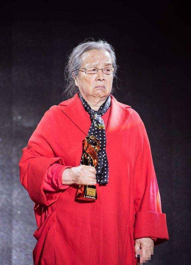 "容嬷嬷"李明启与老伴近照,老两口年过八十,依然恩爱如初