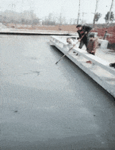 搞笑gif趣图:妹子的嘴唇是肿了吗?为啥要这样嘟起嘴来