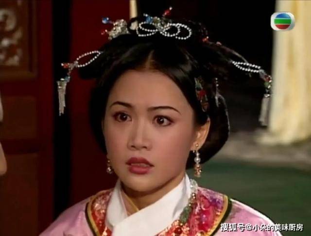 于1994年播出,梁小冰在该剧中首次出演反派女二慈禧太后,一张艳丽柔弱